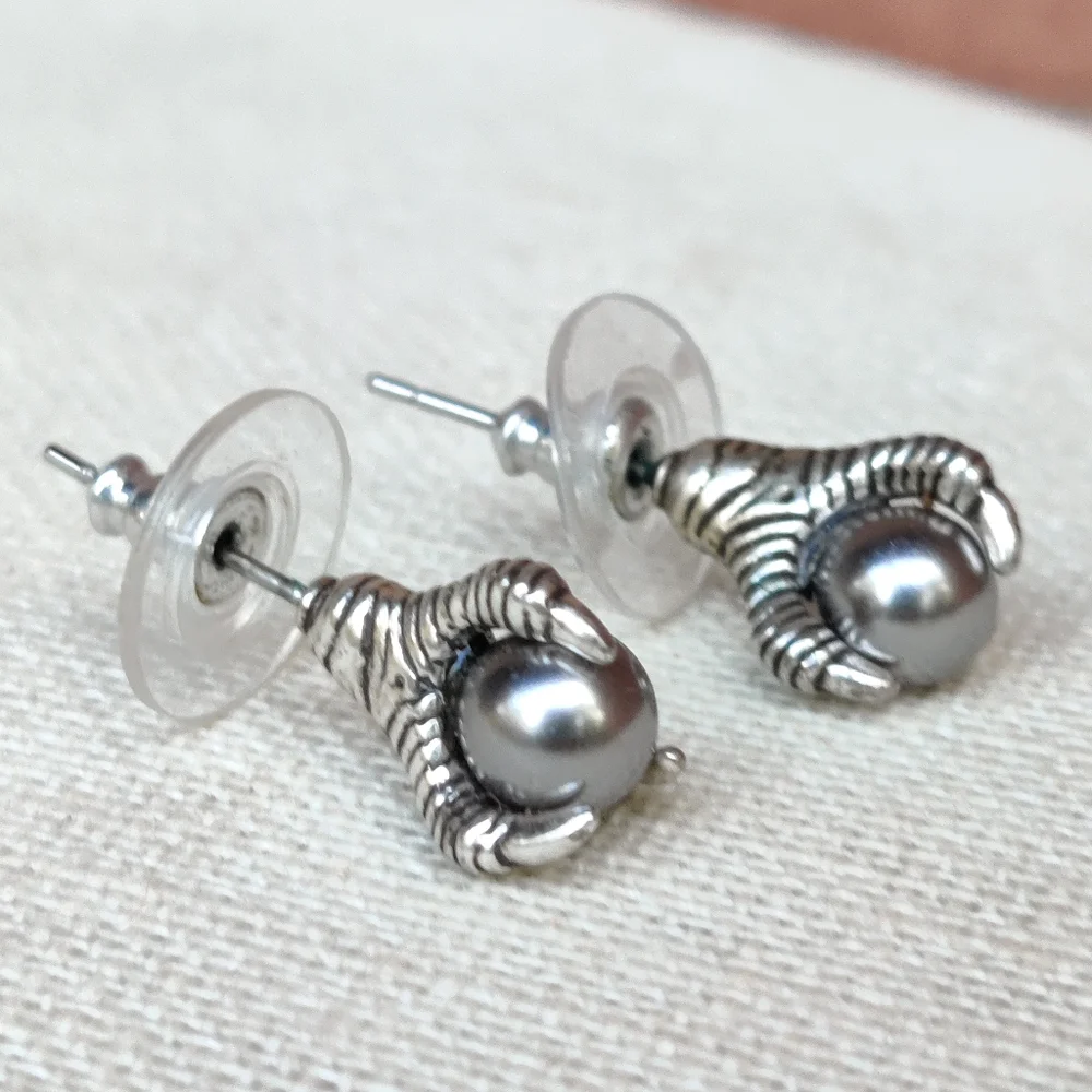 🐉 Vintage 90s dragon claw stud earrings